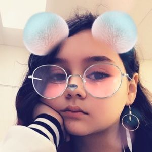 Meet your Posher, Elise